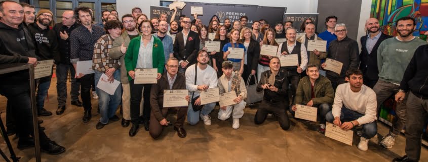 Foto de familia de nominados en los 25º Premios de la Música Aragonesa. Foto, Ángel Burbano